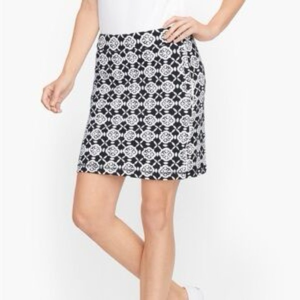 T by Talbots XS Black and White Floral Mini Skort